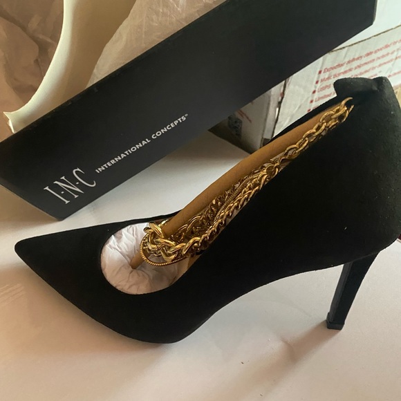 NIB INC International Black Leather Heels with Gold Ankle Chain. - Picture 3 of 7
